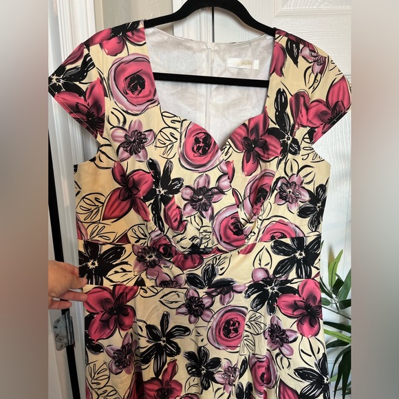 NWOT Retro Sweetheart Neckline Swing Dress in Floral Pattern - Picture 3 of 11